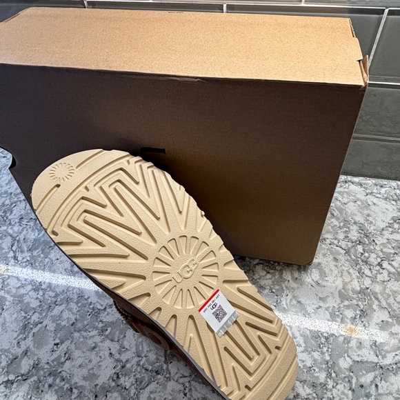 Ugg Goldenstar Clogs - Picture 2 of 4